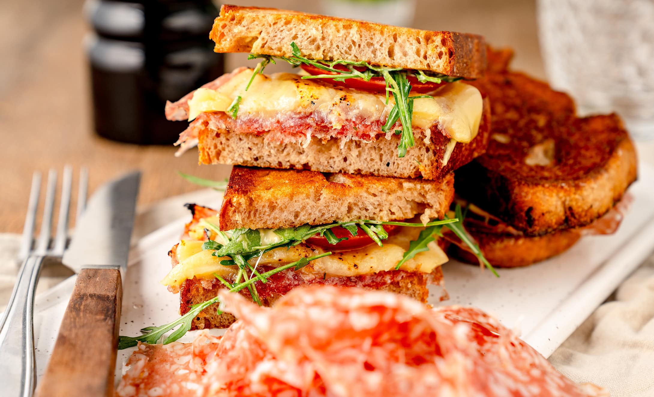 Aoste Croque mit hauchdünn geschnittener Aoste Ringsalami in der Frontalansicht