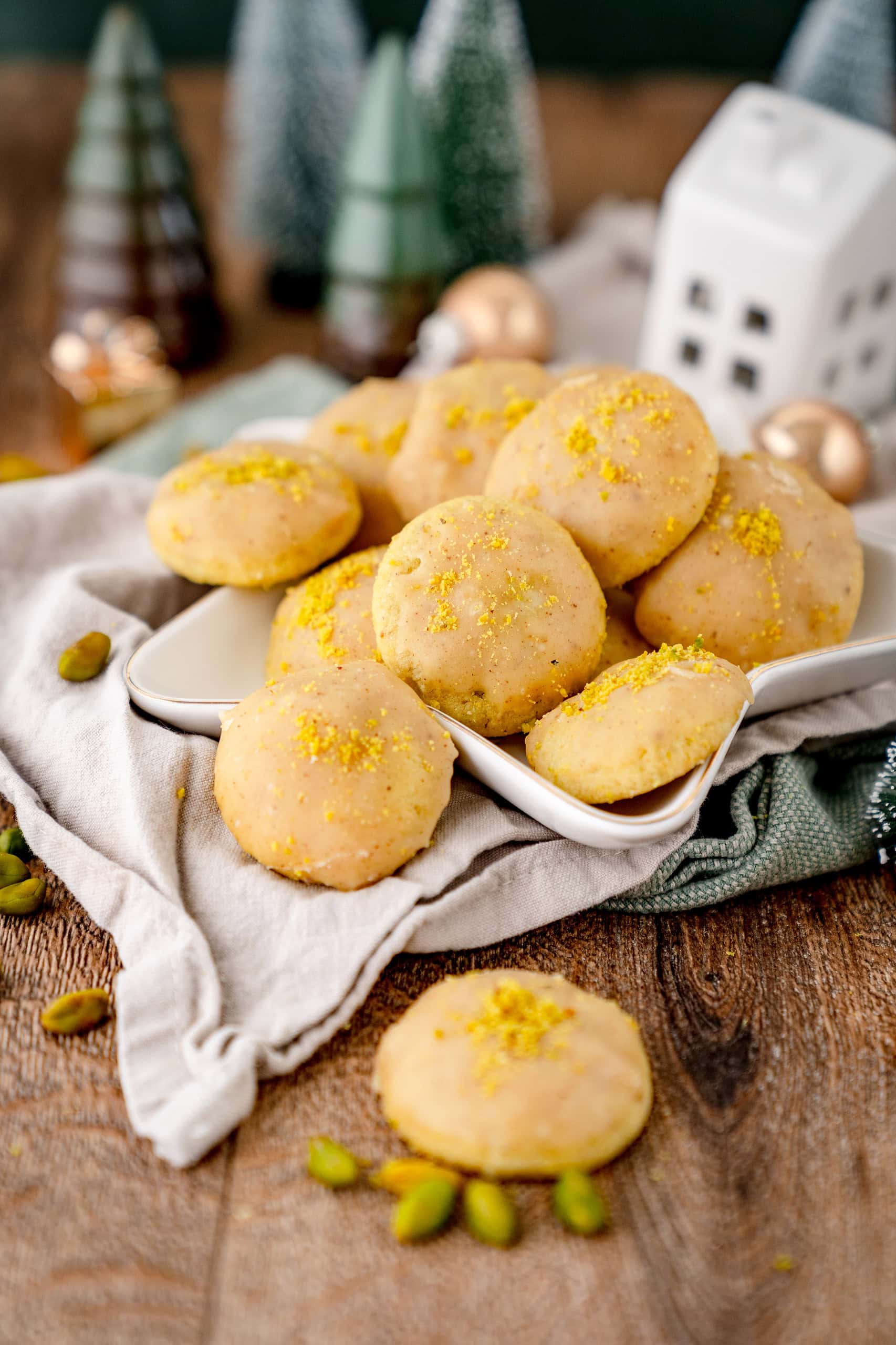 Italienische Pistazienkekse weihnachtlich dekoriert