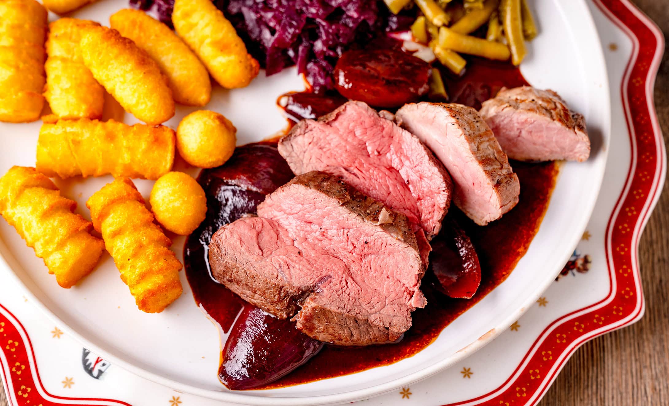 Filets in Rotweinsauce Rinderfilet Schweinefilet dunkle Sauce Weihnachten festlich Weihnachtsteller Kroketten Rotkohl Bohnensalat