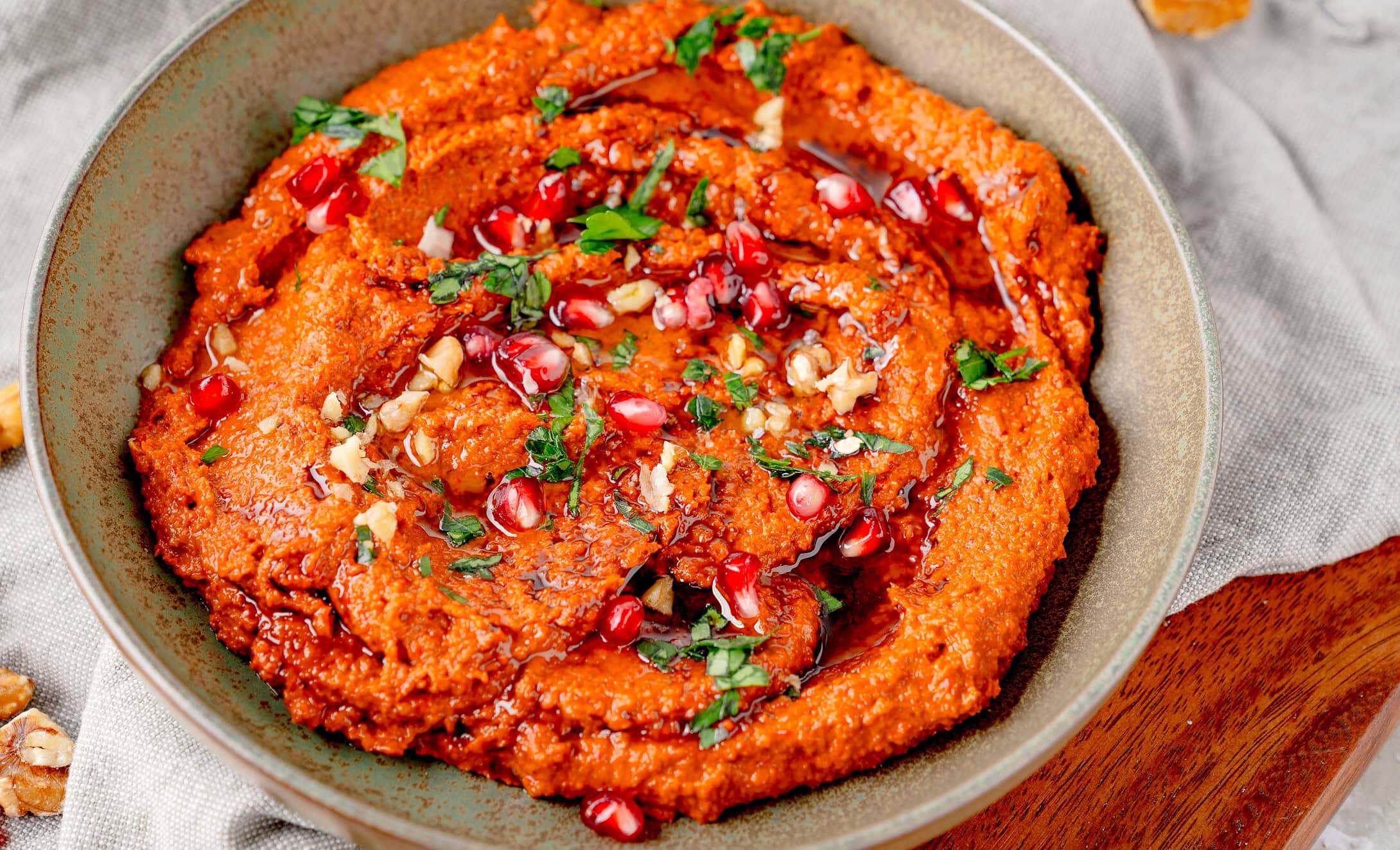 Muhammara angerichtet auf einem Teller