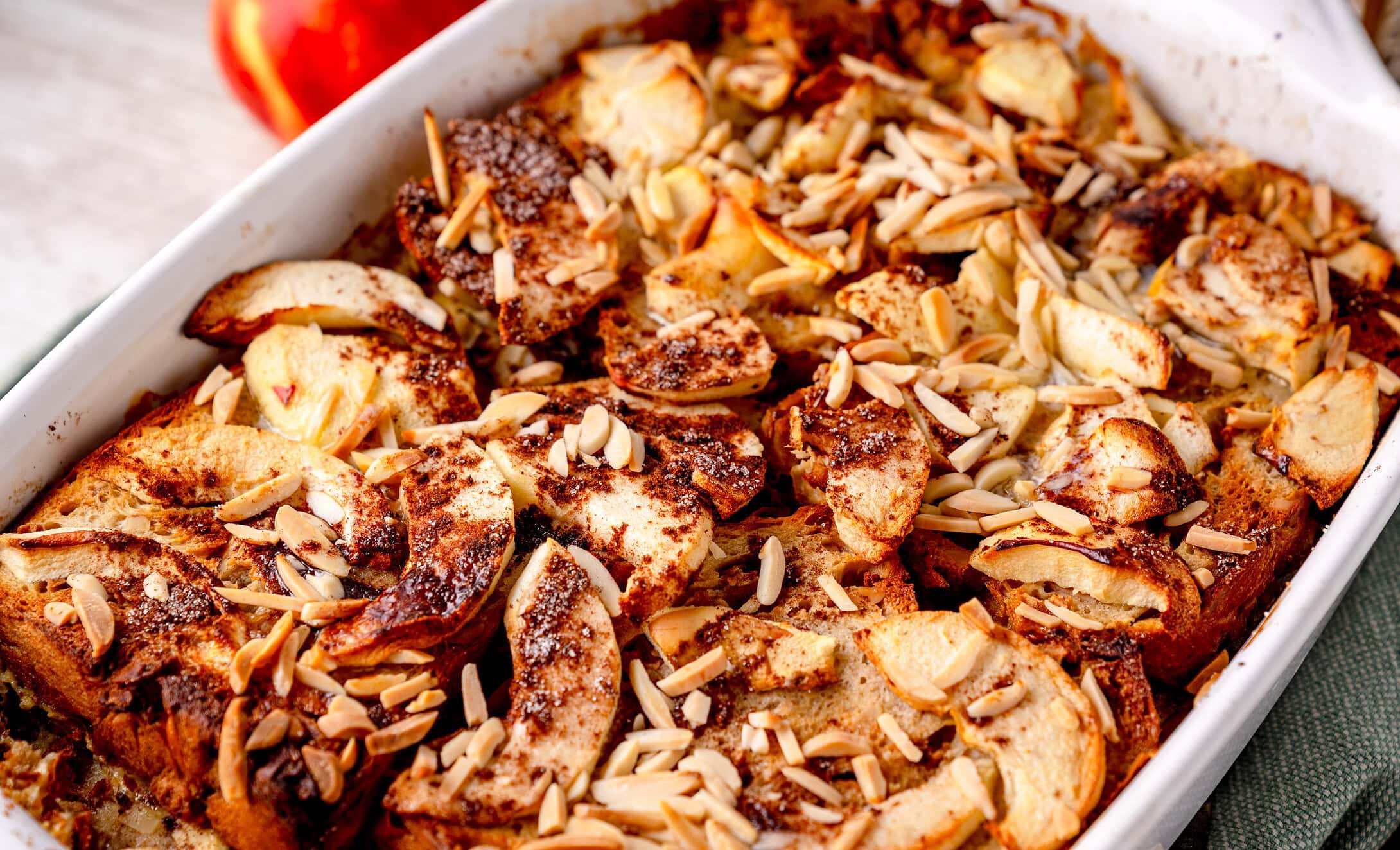 Geröstete Apfelkuchen mit Mandeln, saftig und lecker.