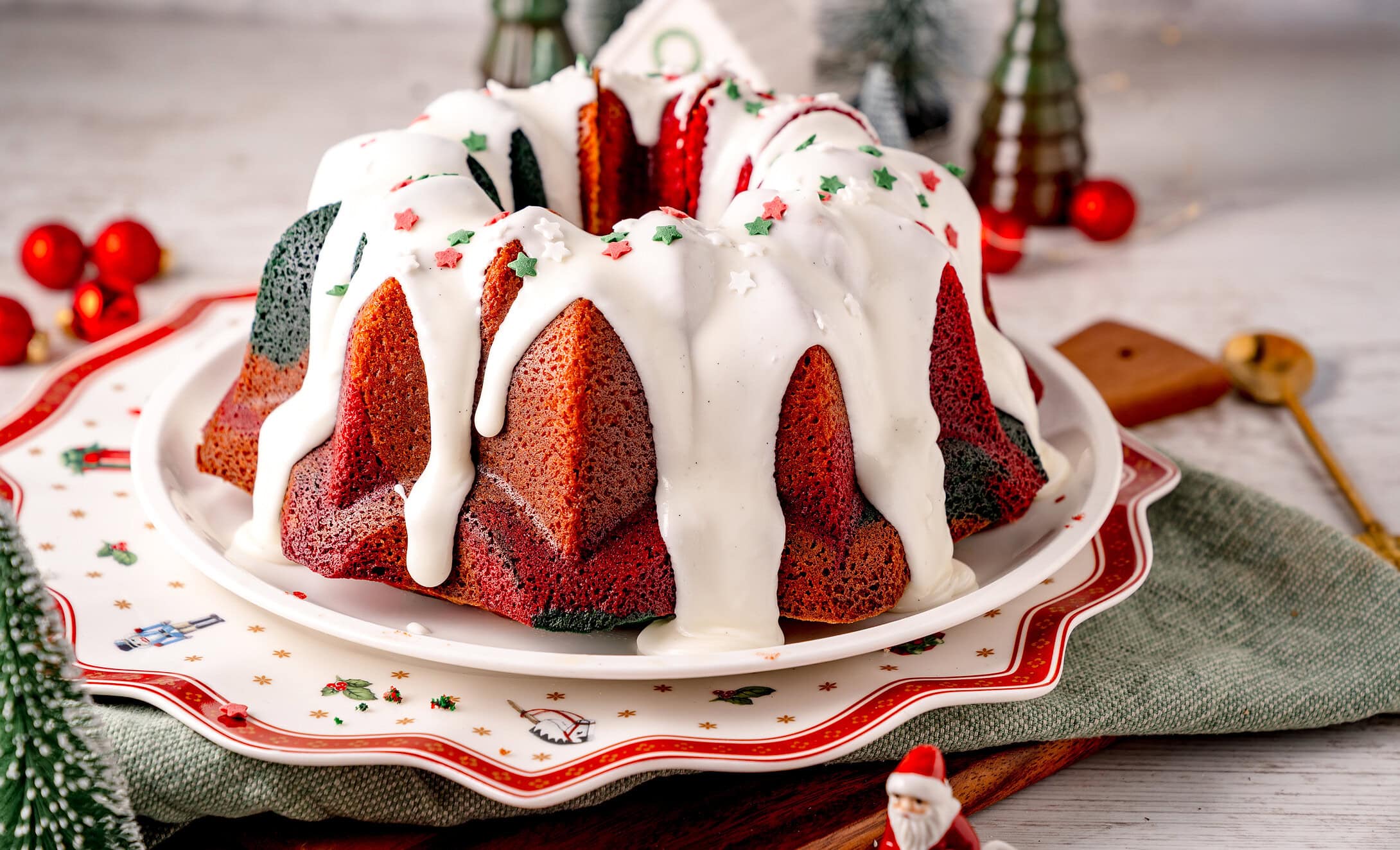 Weihnachtlicher Marmorkuchen in rot und grün mit weißem Zuckerguss