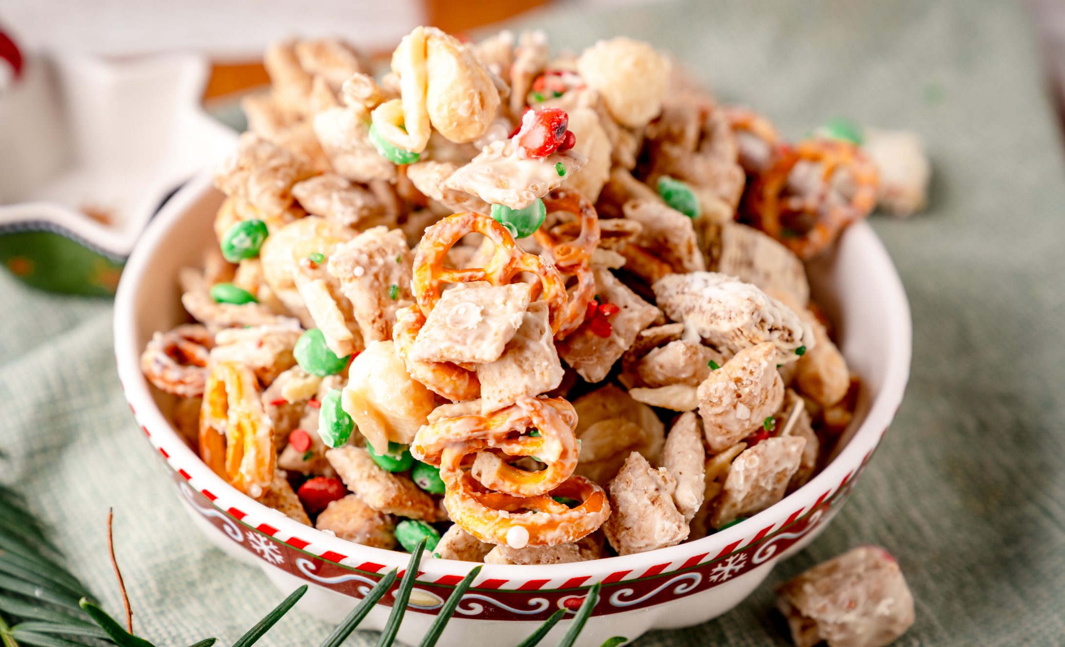 Christmas Crunch in weihnachtlicher Schüssel, Brezel, Cornflakes, Haferflecks, Schokolinsen, Nüsse