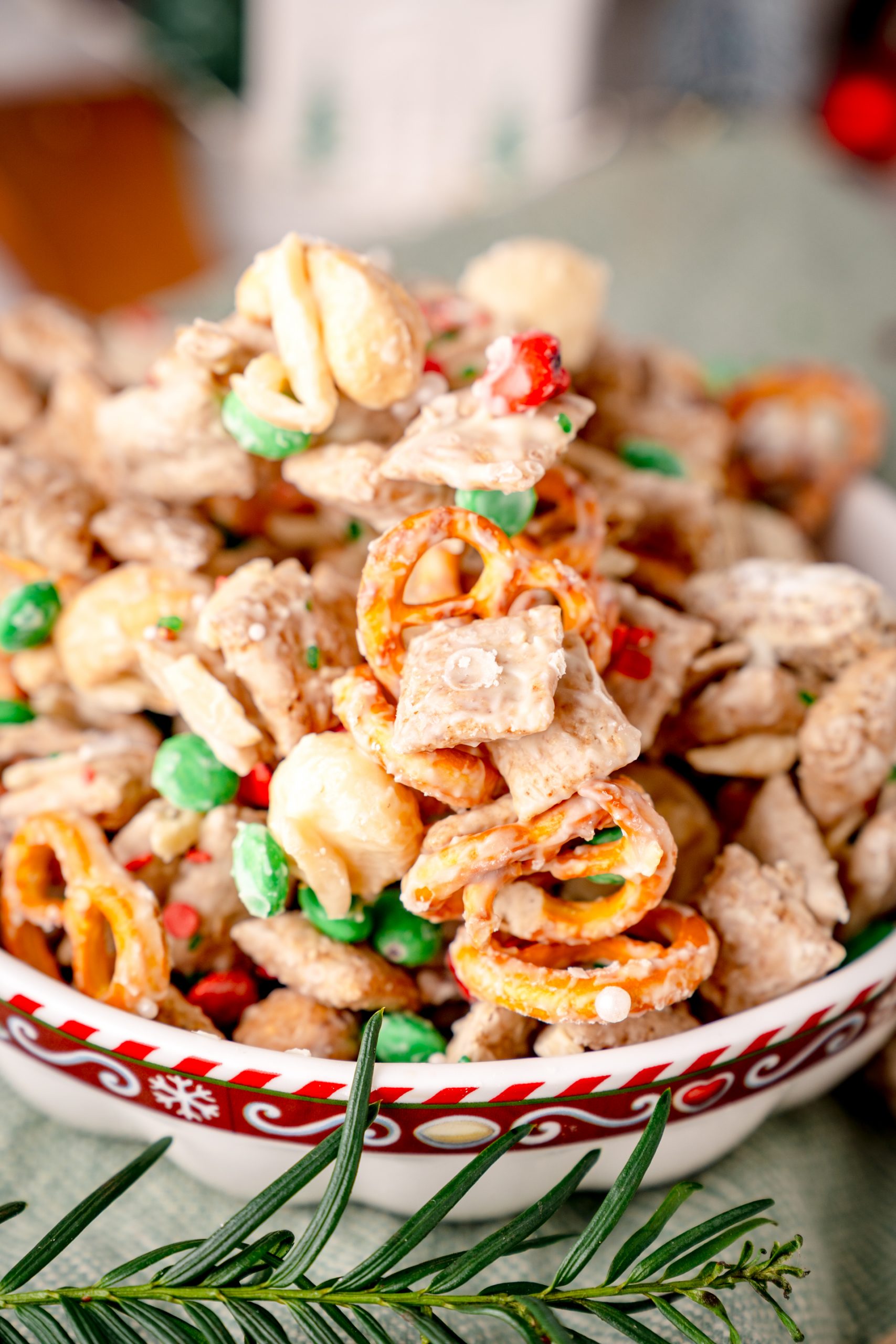Christmas Crunch in einer Weihnachtsschüssel, Rentierfutter, Cornflakes, Schokolieren, Brezel, Nüsse