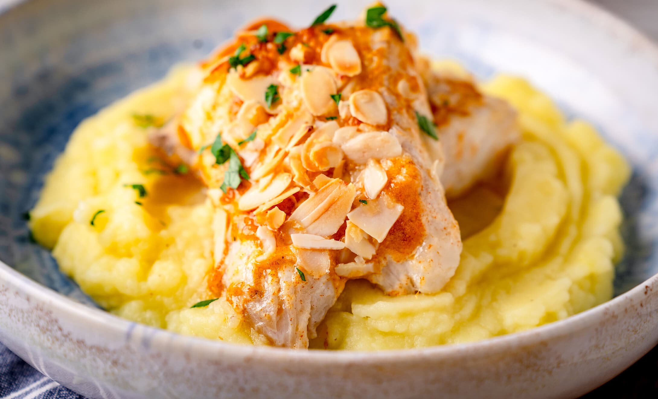 Knuspriger Schellfisch aus der Heißluftfritteuse auf Kartoffelpüree