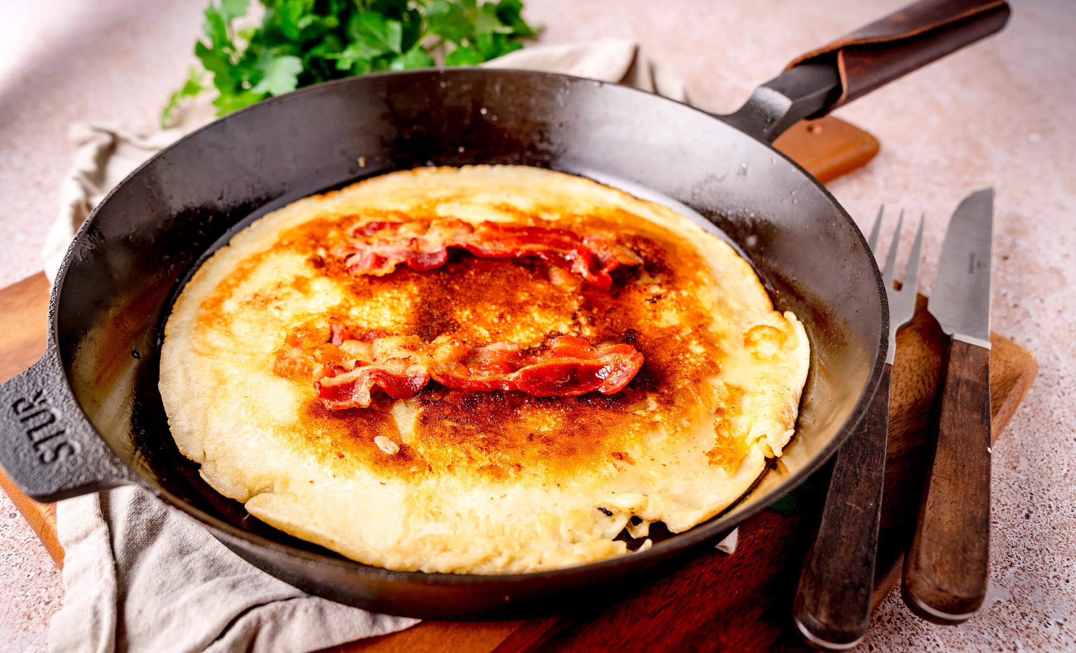Holländische Speckpfannkuchen in der Gusspfanne.