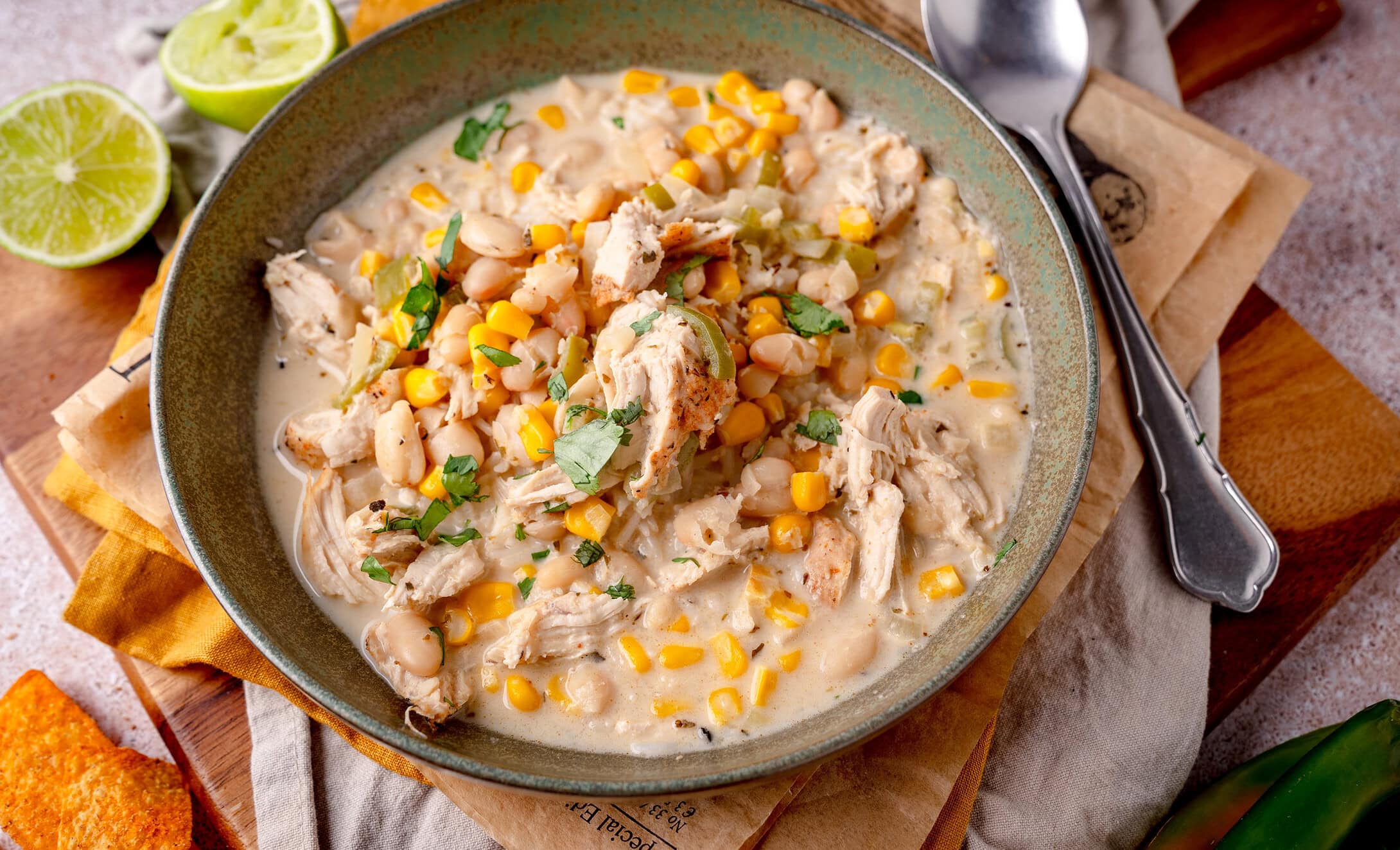 Leckeres White Chicken Chili mit zartem Hühnchen, Mais und frischem Koriander, cremig und sättigend.