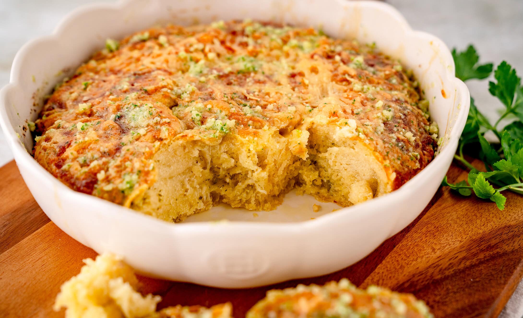 Querformat mit fluffigen Knoblauch-Käse-Schnecken