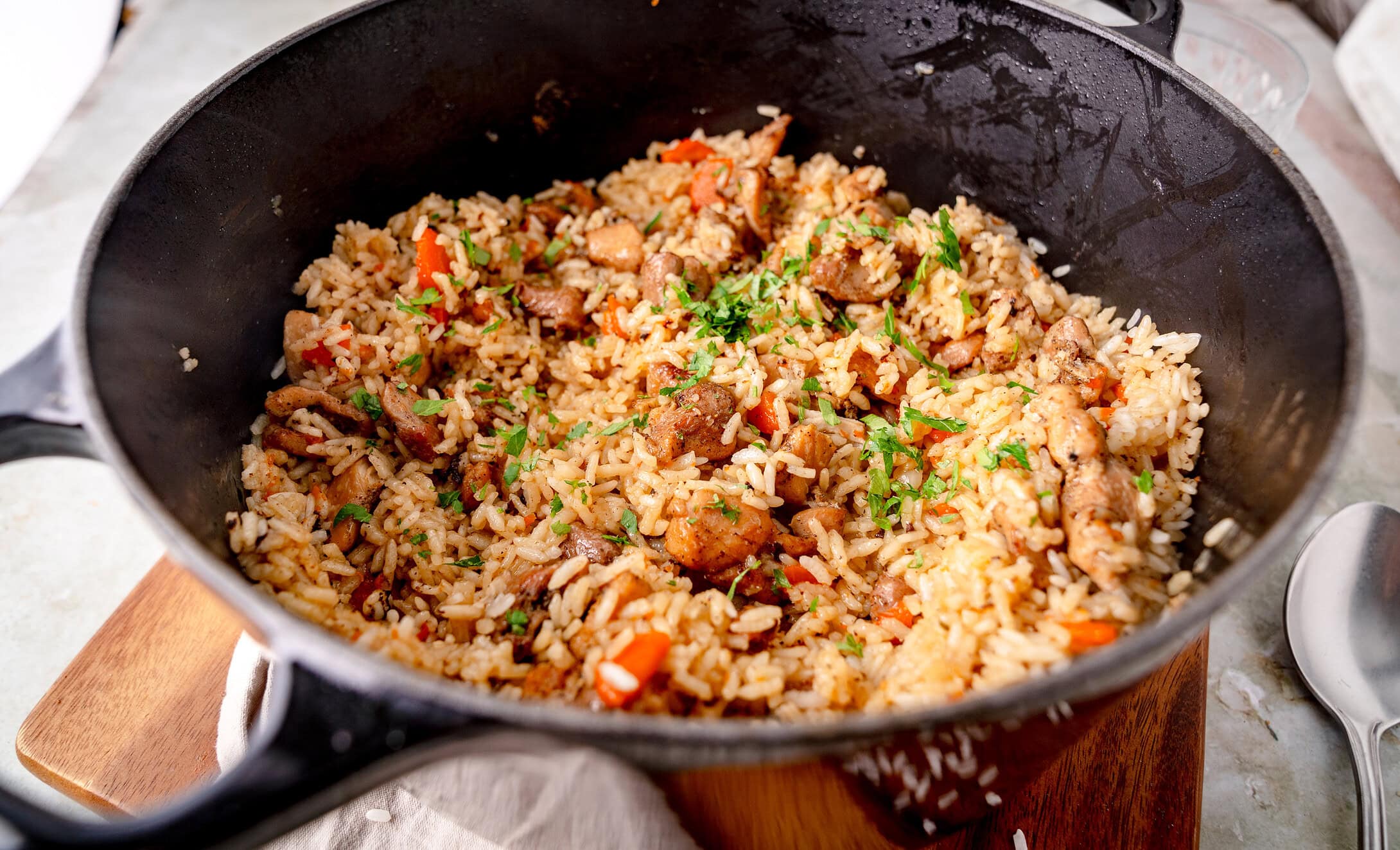 Hähnchenplov in einem großen Bräter