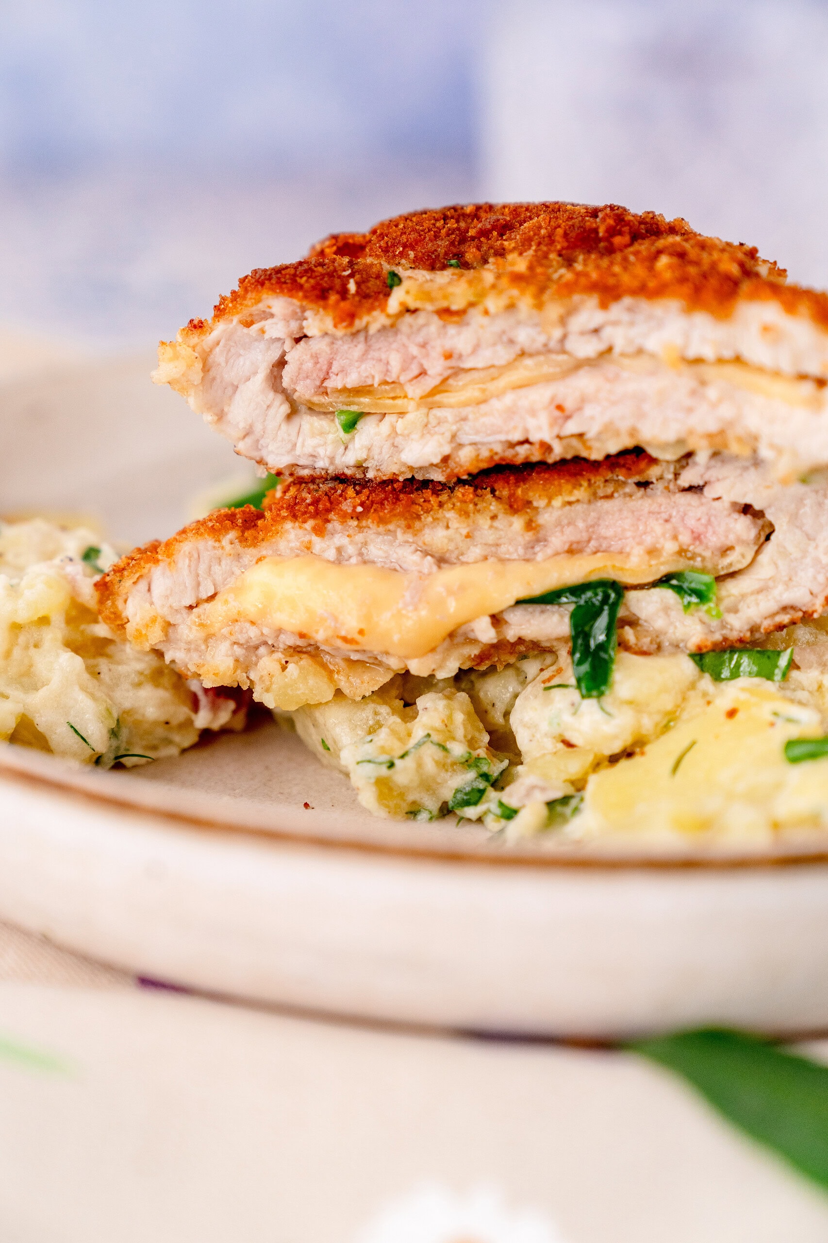 Leckere gefülltes Schnitzel mit Bärlauch und Käse