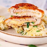 Queraufnahme von einem aufgeschnittenen Bärlauch Schnitzel, gefüllt mit Käse