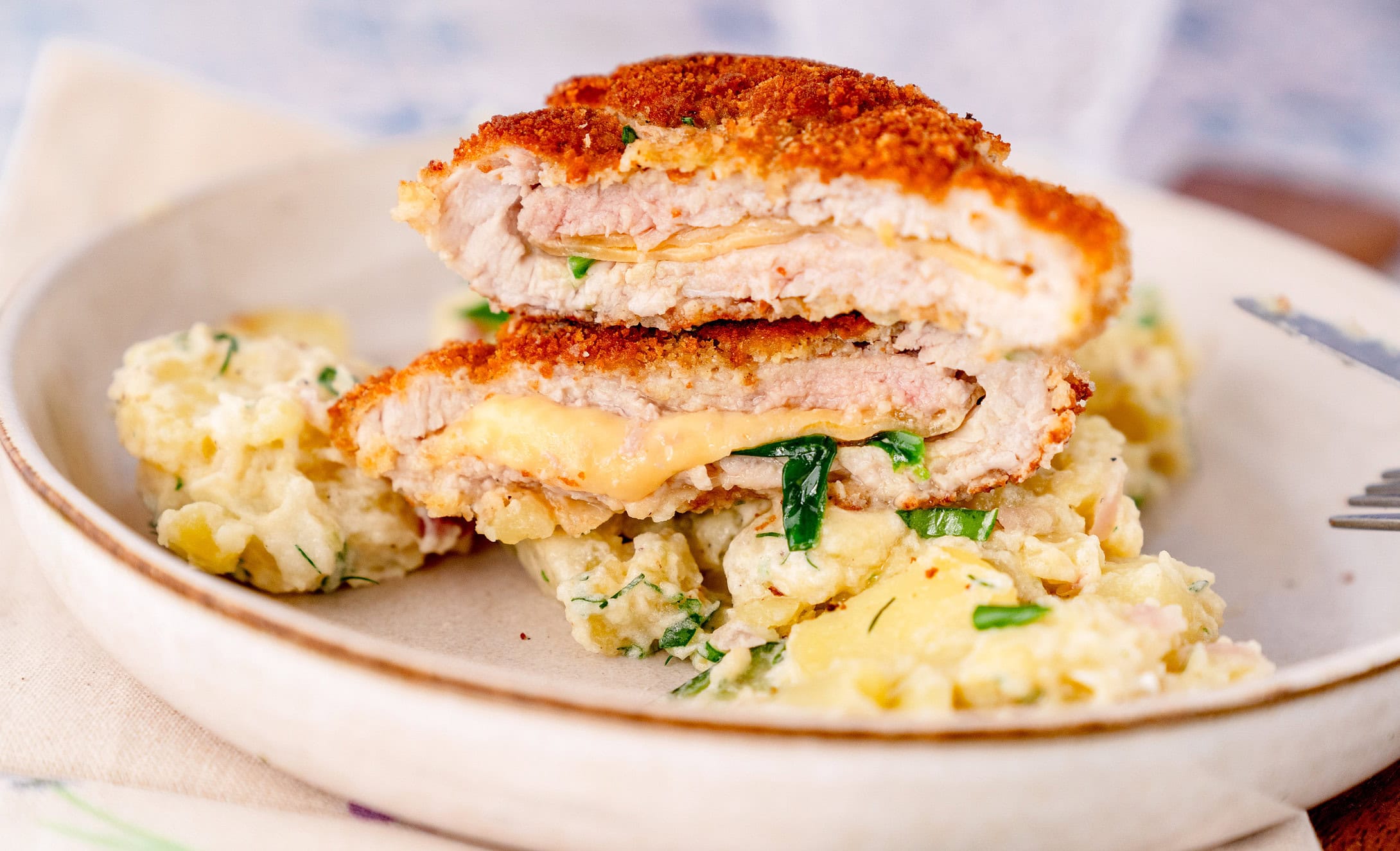 Queraufnahme von einem aufgeschnittenen Bärlauch Schnitzel, gefüllt mit Käse