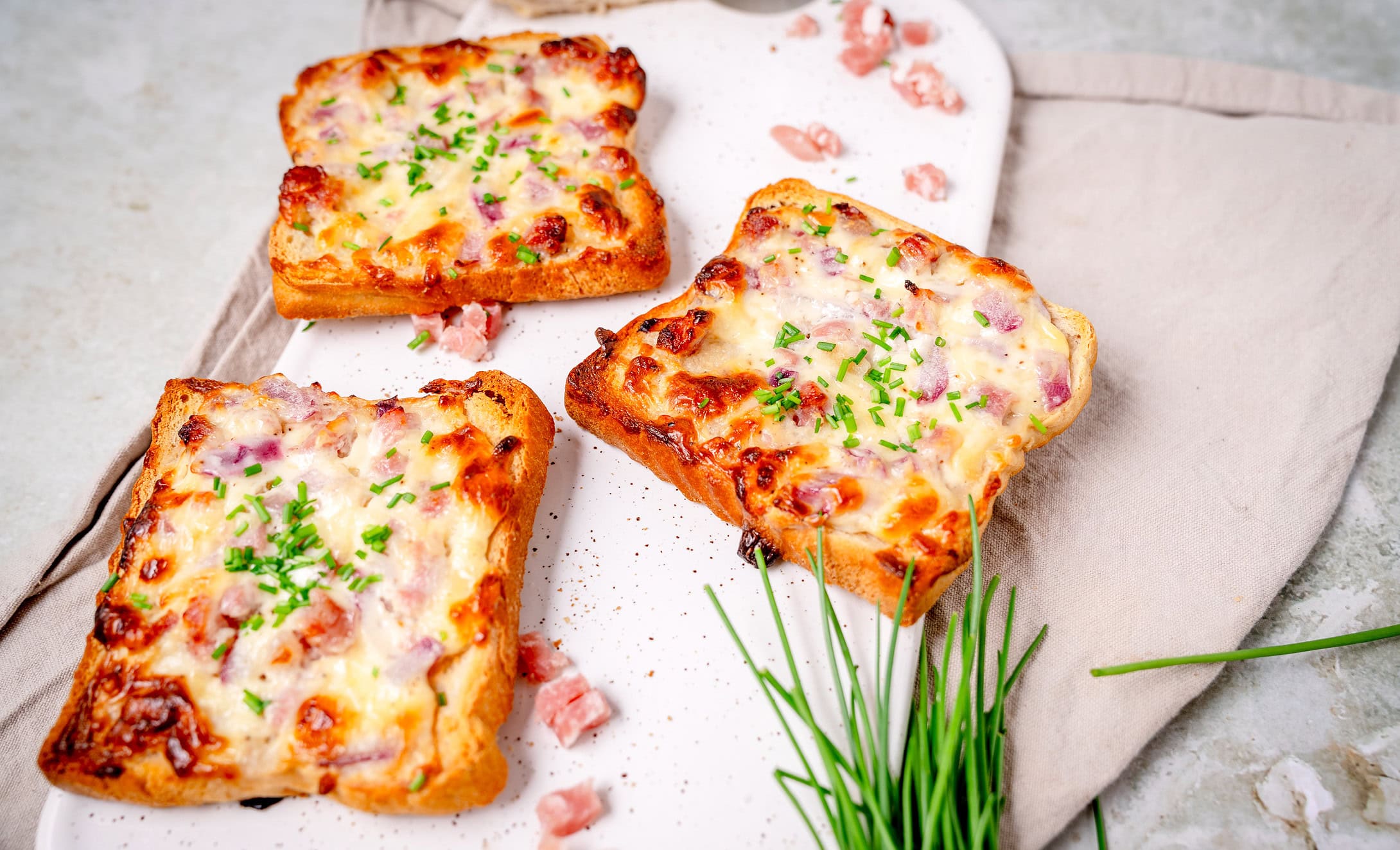 Einfache Flammkuchentoasts mit Speck, Zwiebeln und Schnittlauch