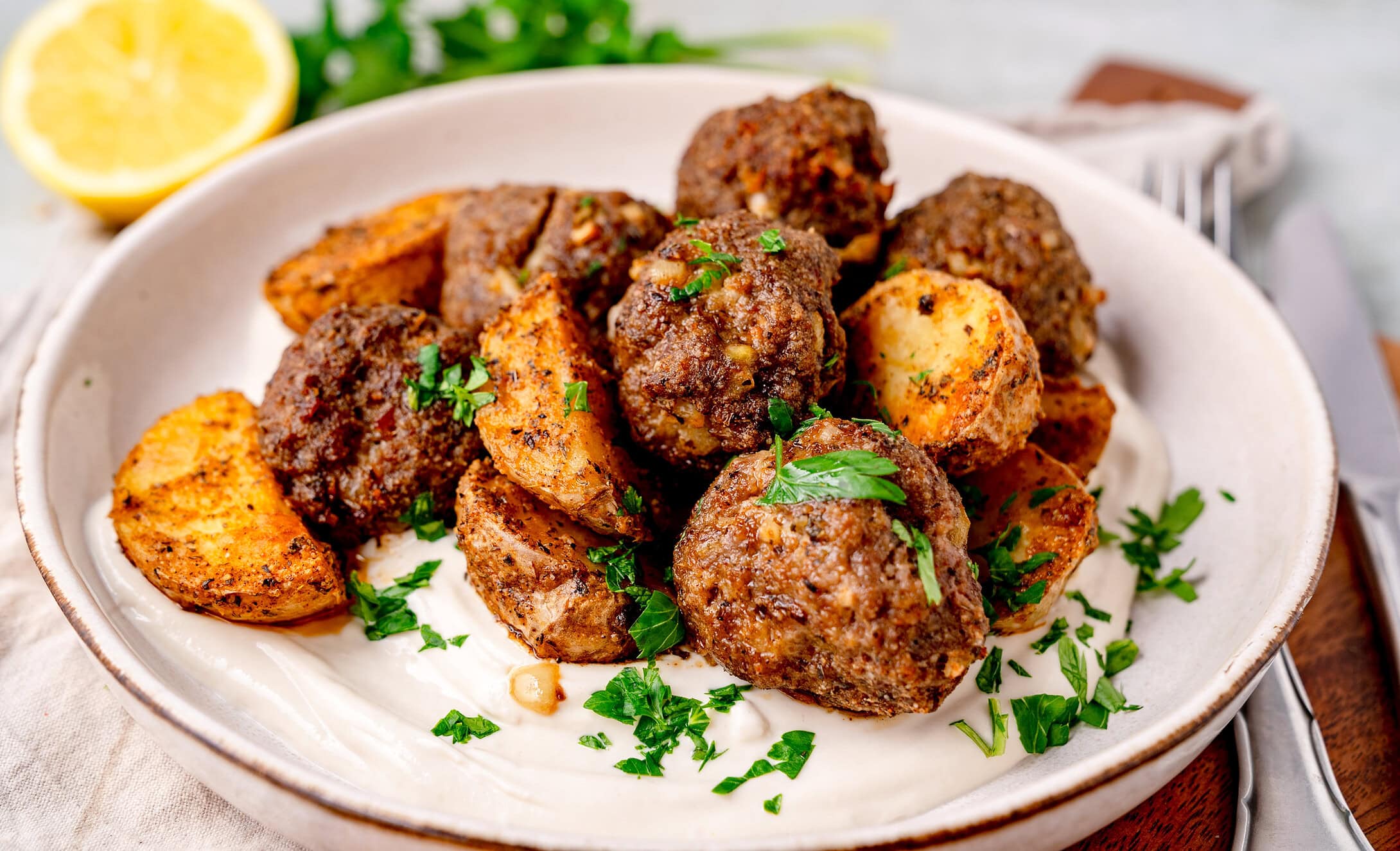 Querformat von Ofenköfte mit Kartoffeln aus der Heißluftfritteuse