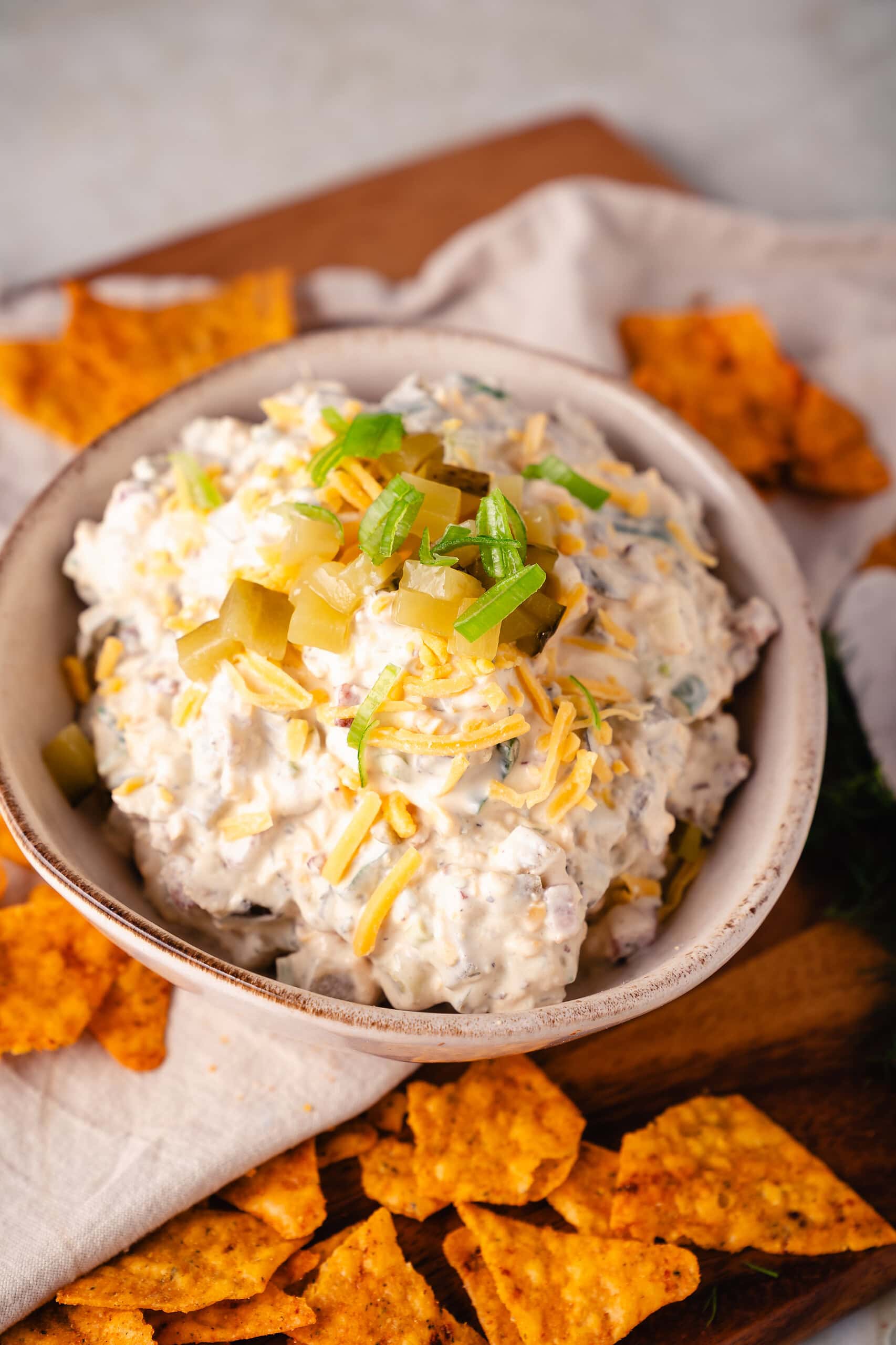 Einfacher und schneller Pickle Dip aus sauren Gurken, Cheddar und Zwiebeln, welcher perfekt zu Nachochips passt
