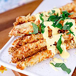 Querformatbild von einfachem Spargel aus der Heißluftfritteuse, der in nur 15 Minuten fertig ist.