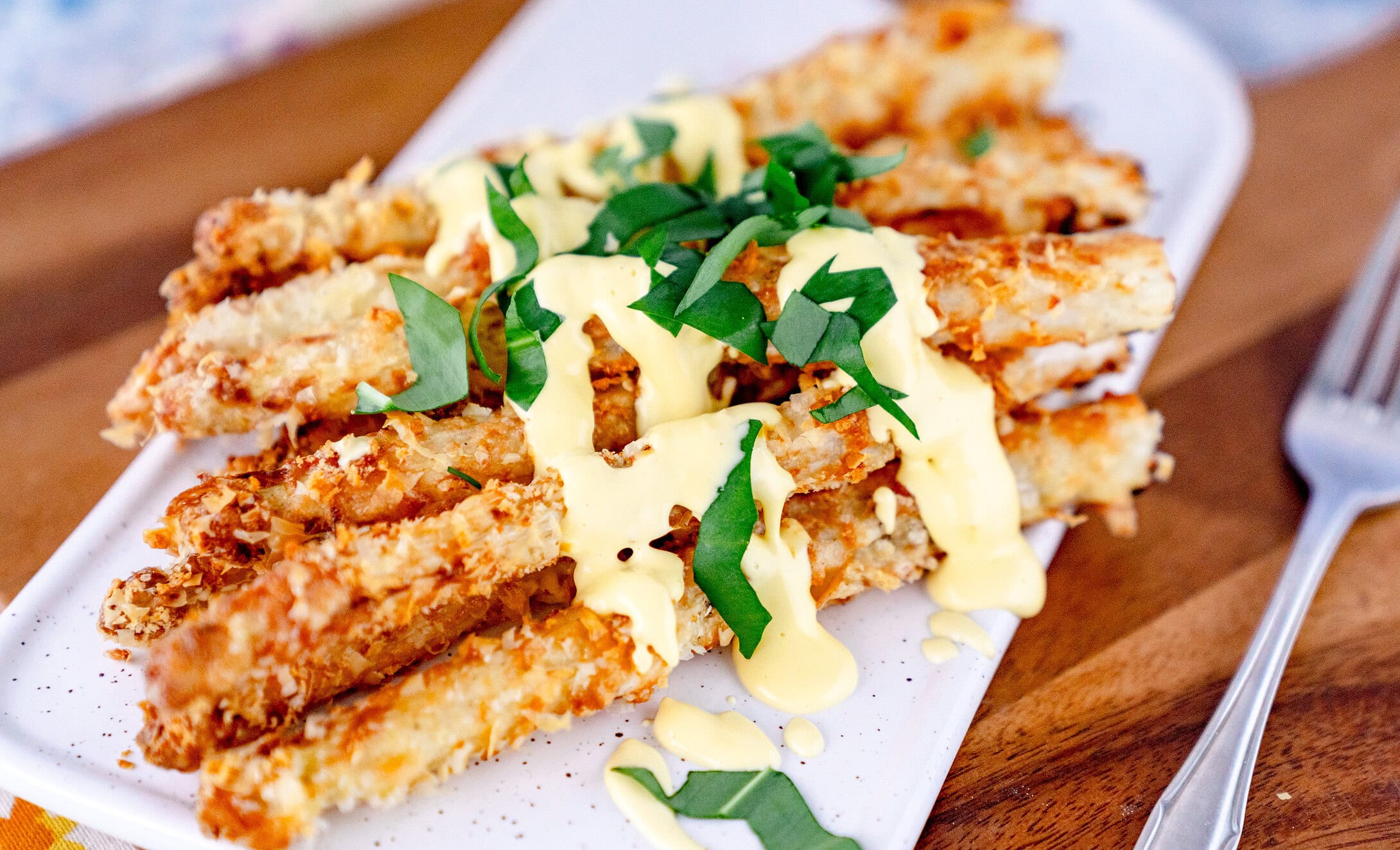 Querformatbild von einfachem Spargel aus der Heißluftfritteuse, der in nur 15 Minuten fertig ist.
