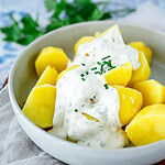 Kartoffel-Creme-Dip nachgemacht auf gekochten Kartoffeln mit Schnittlauch