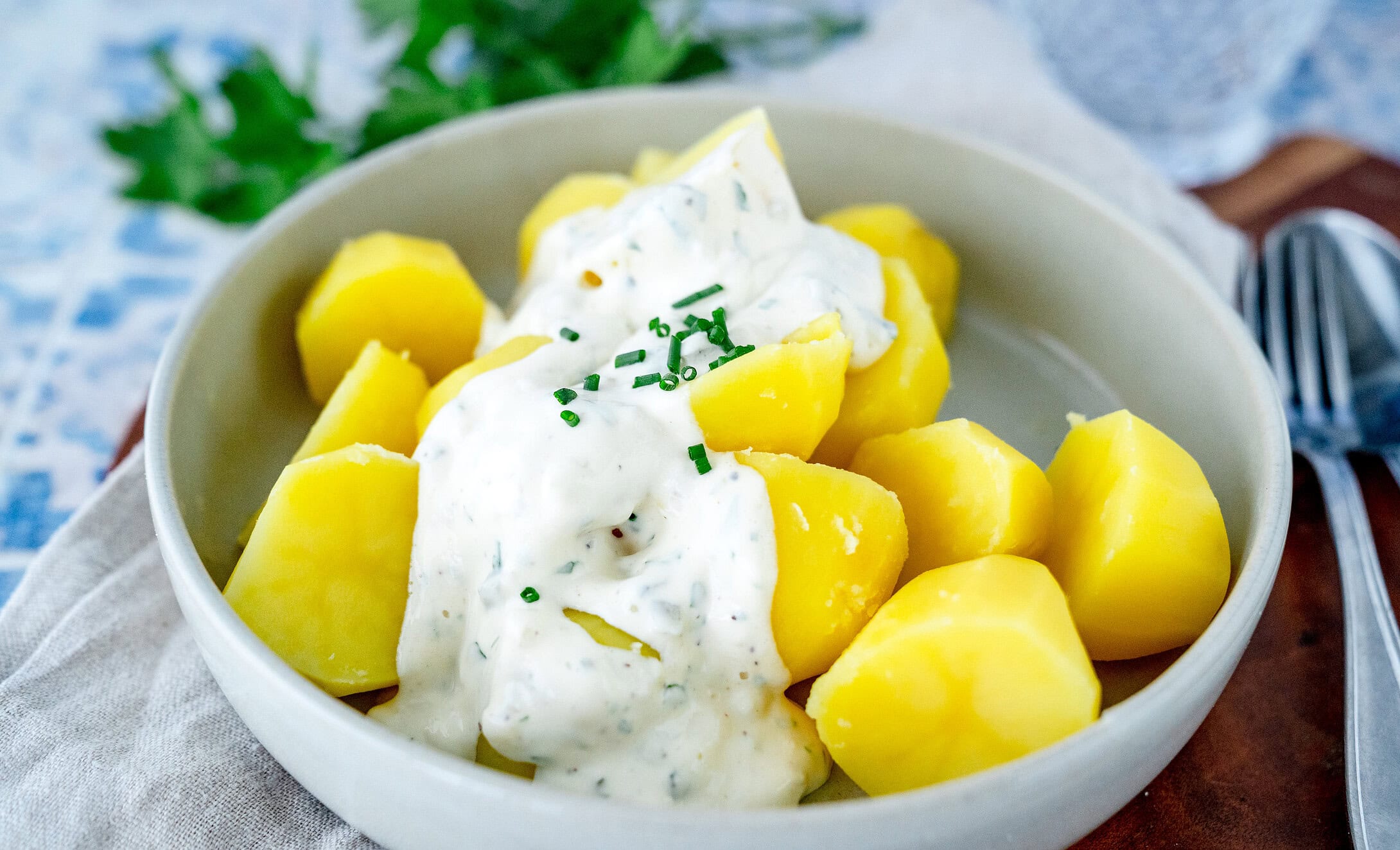 Kartoffel-Creme-Dip nachgemacht auf gekochten Kartoffeln mit Schnittlauch