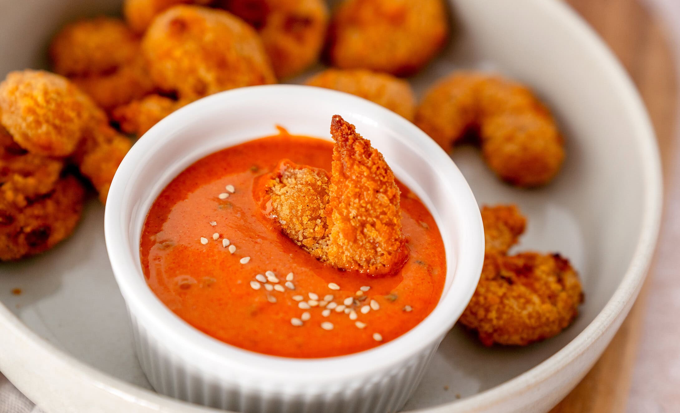 Gochujang Mayo in einem Schälchen mit Knuspergarnele