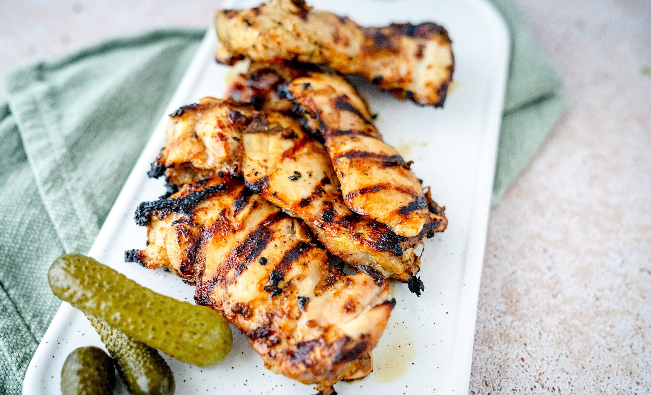 Lecker marinierte Hähnchenkeulensteaks aus einer Gurkenwassermarinade