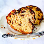 Angeschnittener Chocolate Chip Cookie Gugelhupf
