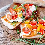 Burrata mit Baguette und Kirschtomaten und Rucola