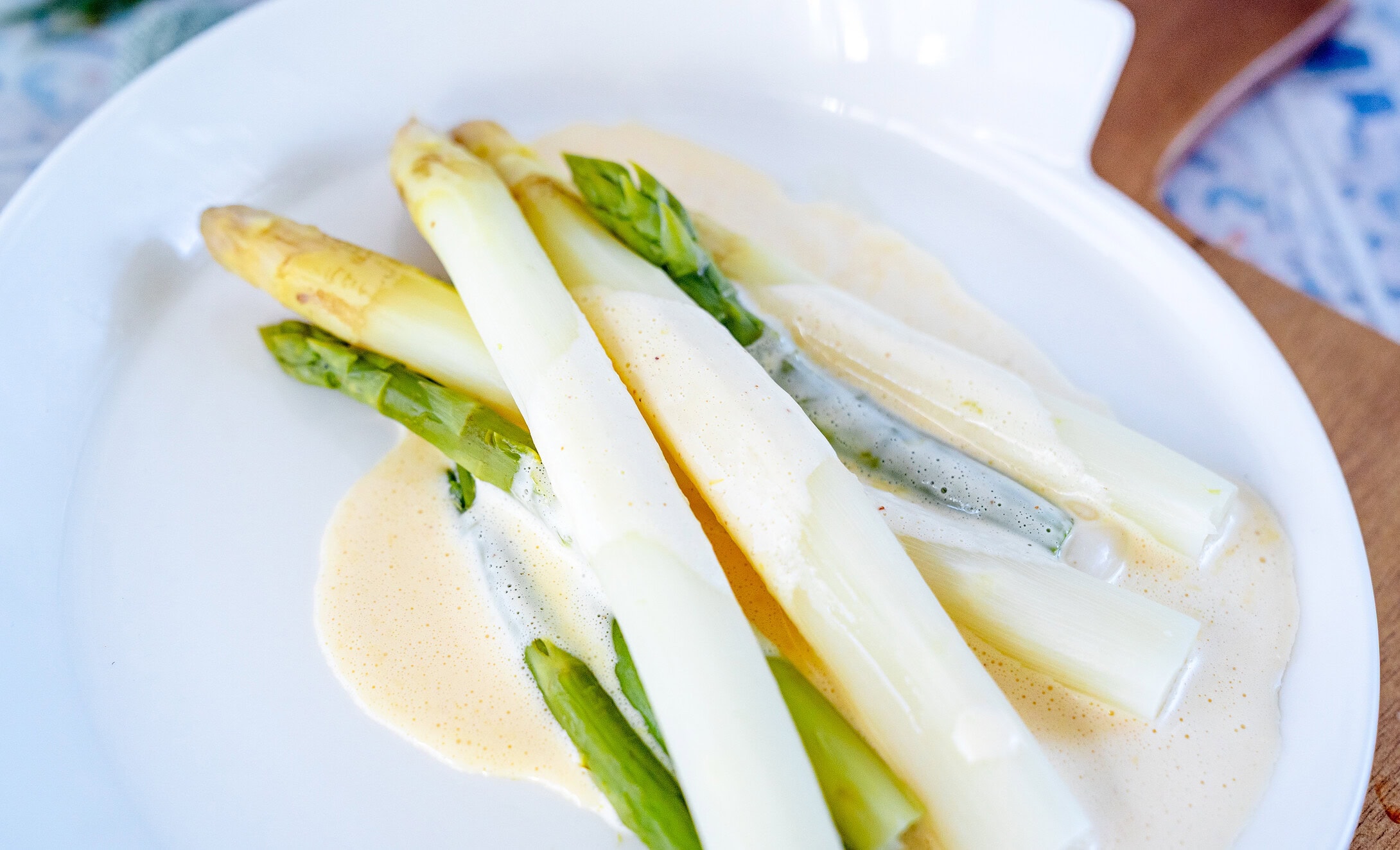 Blitz Hollandaise mit weißem und grünem Spargel