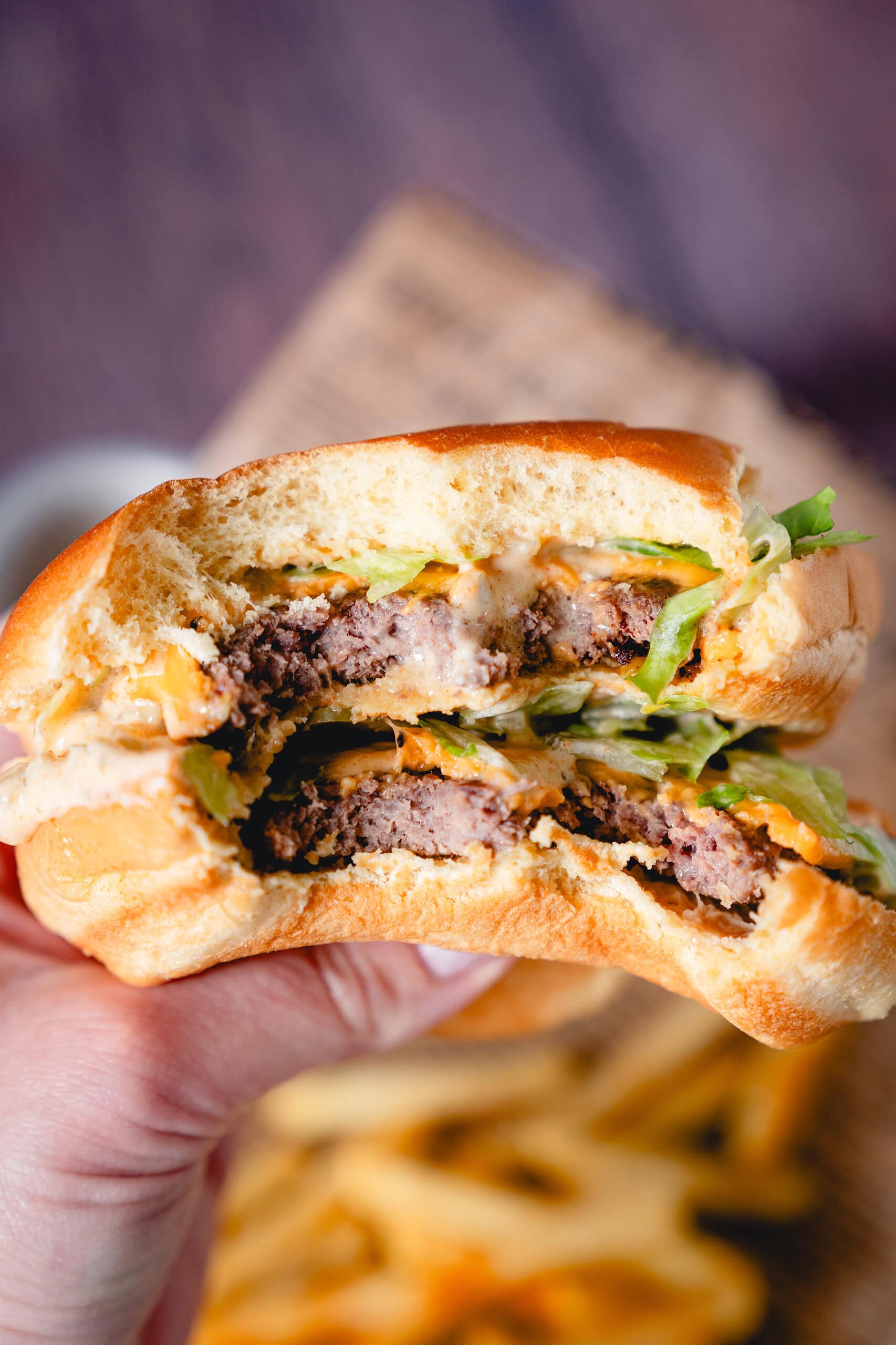 Big Mac Sauce auf einem richtig leckeren Burger