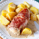 Hähnchen in Bacon auf Salzkartoffeln mit einer Parmesansauce