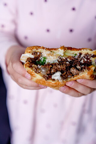 Korean Sloppy Joes mit frischer Gurke und Mayo