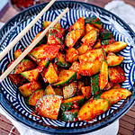 Koreanischer Gurkensalat in einer blauen Schale
