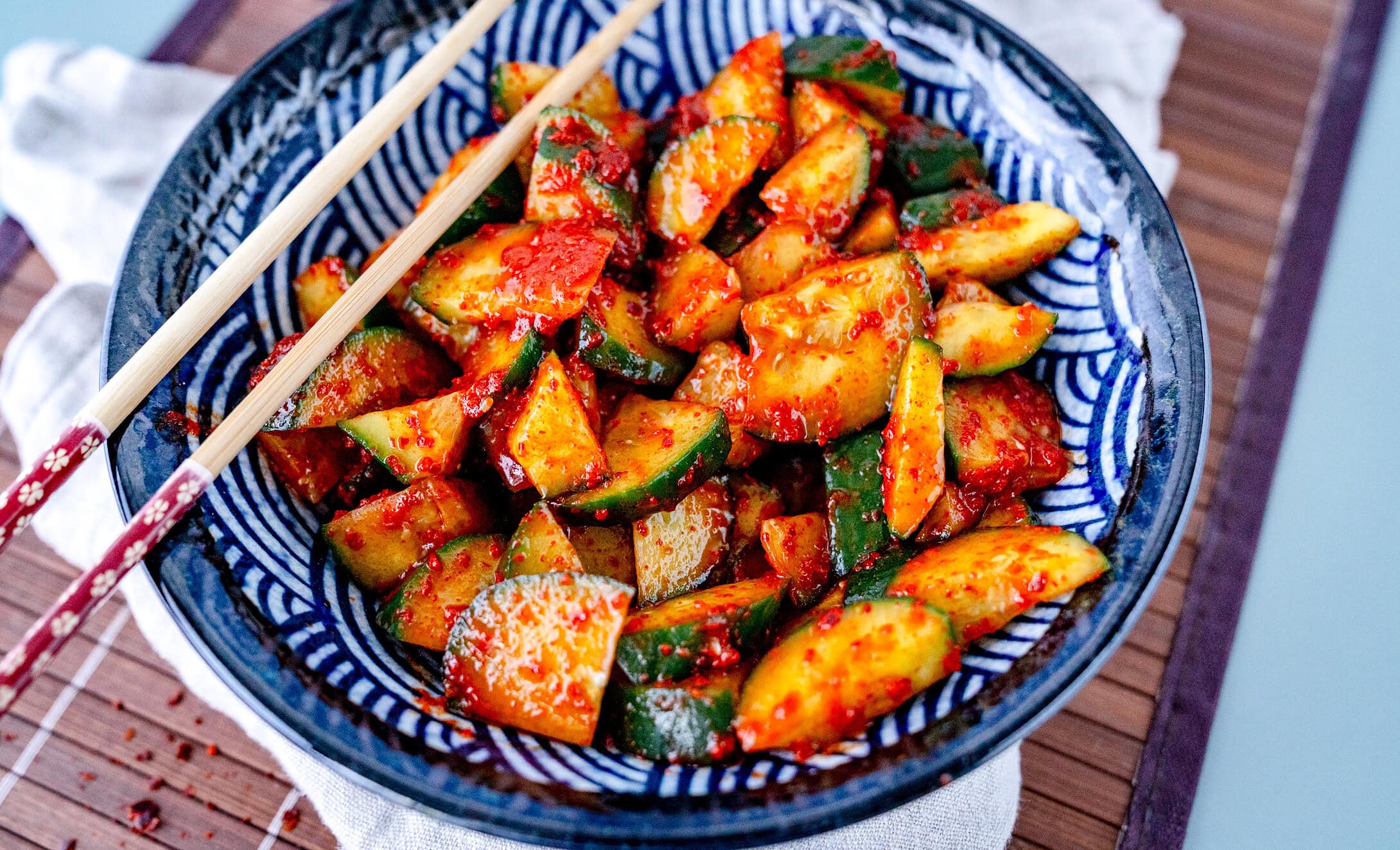 Koreanischer Gurkensalat in einer blauen Schale