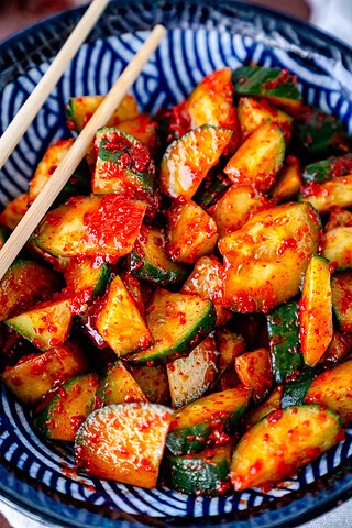 Koreanischer Gurkensalat mit Gochugaru