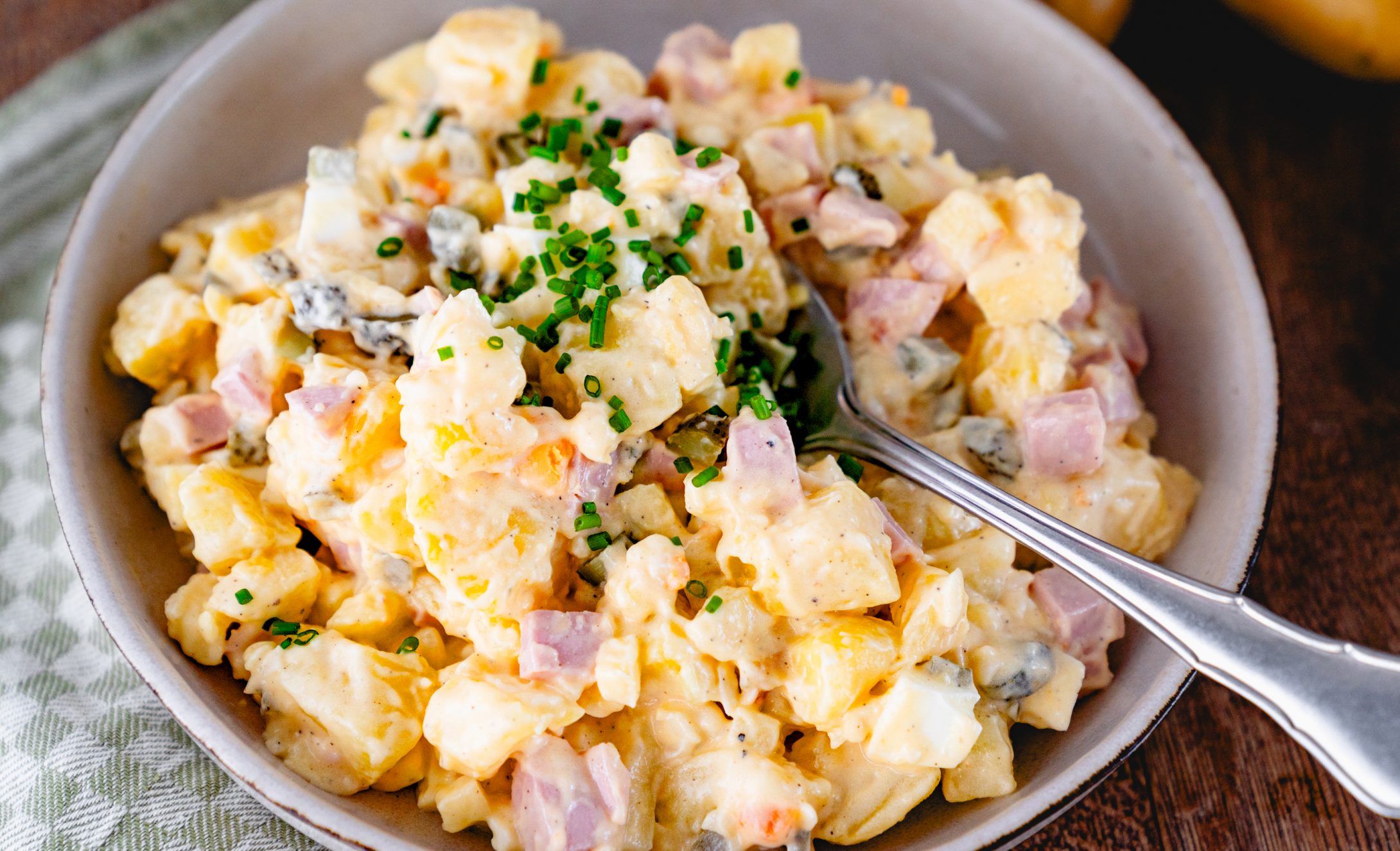 Omas Kartoffelsalat mit Schinkenwurst, Ei, Gurken und Apfel